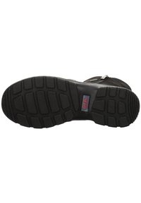 Semelle en caoutchouc noir avec motif de grip texturé et étiquette de marque. Matériau supérieur lisse avec fermeture éclair sur le côté pour un enfilage facile.