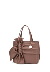 Bruine leren tote bag met een gestructureerd oppervlak, een grote strikdetail aan de zijkant, dubbele handvatten en een goudkleurig accentlabel eraan bevestigd.