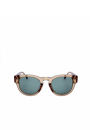 Occhiali da sole con montatura marrone traslucida e lenti ovali scure, progettati per la protezione solare.