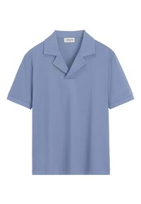 Polo shirt à manches courtes bleu clair, fabriqué en coton doux, avec un design de col superposé unique et une coupe droite, sans motifs ni accents.