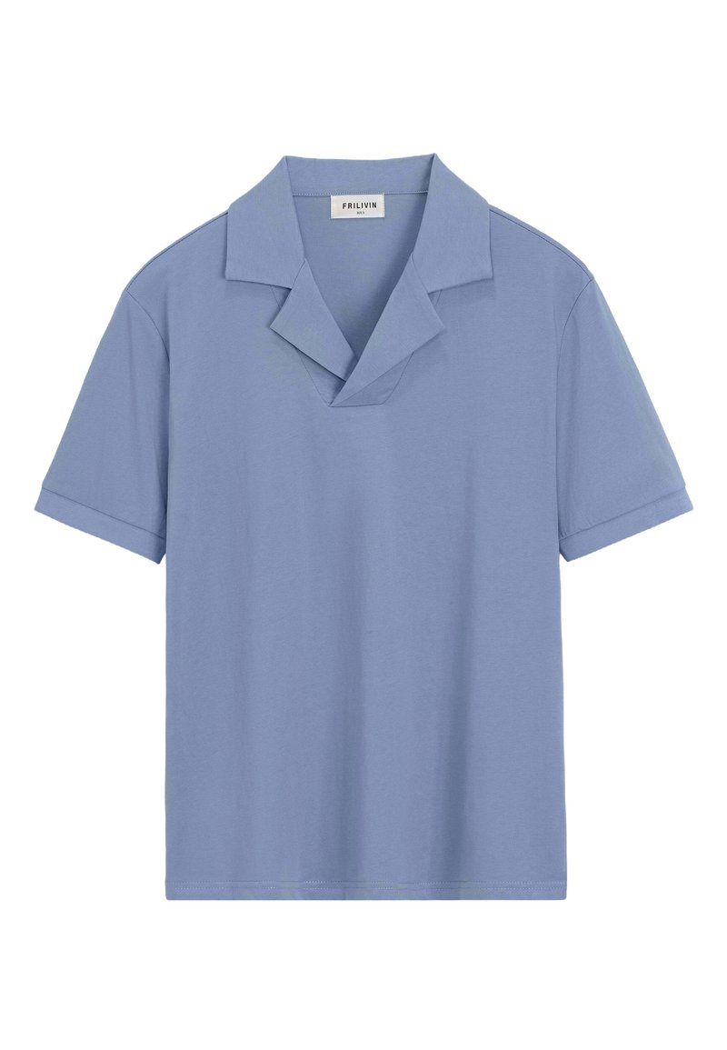 Polo shirt à manches courtes bleu clair, fabriqué en coton doux, avec un design de col superposé unique et une coupe droite, sans motifs ni accents.