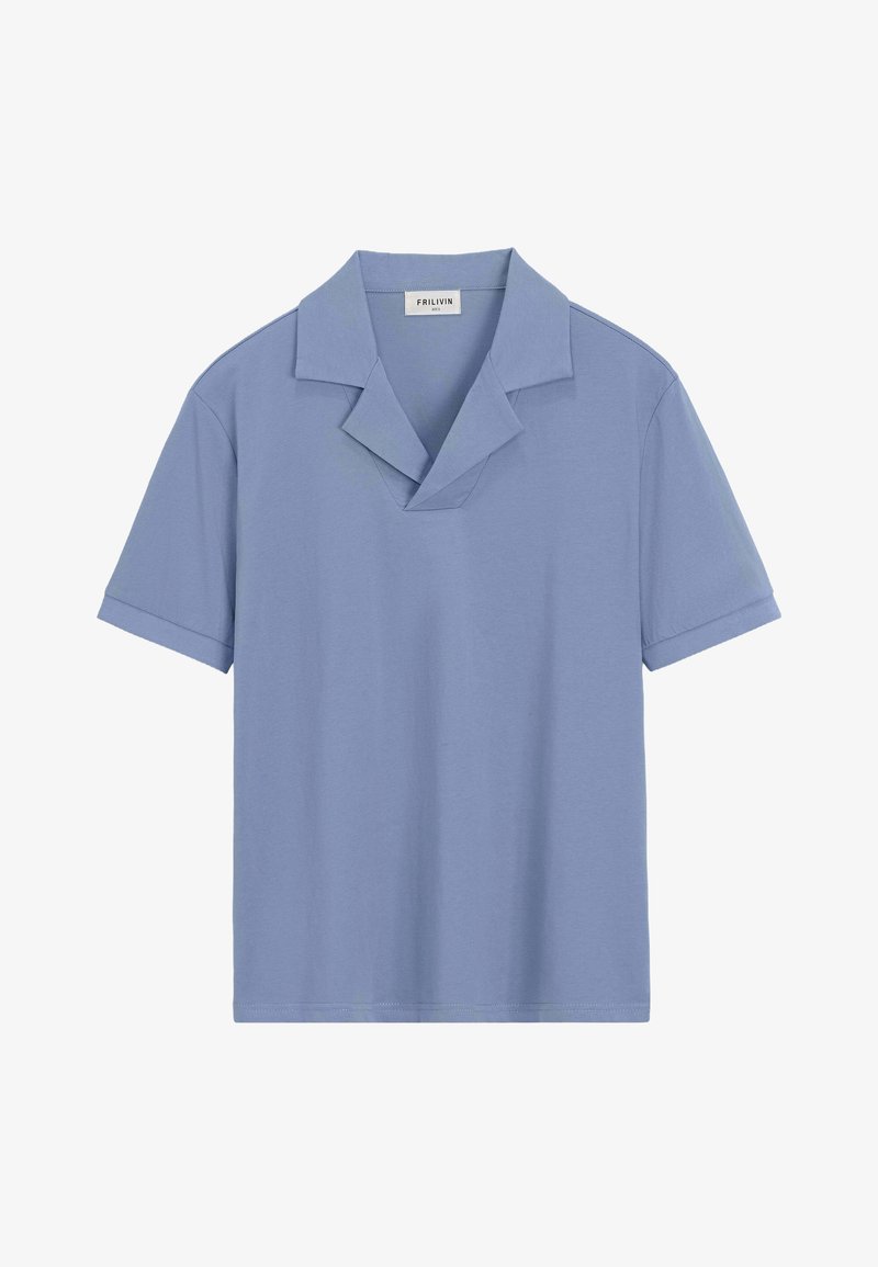 Polo shirt à manches courtes bleu clair, fabriqué en coton doux, avec un design de col superposé unique et une coupe droite, sans motifs ni accents.