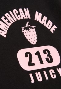 Zwarte stof met roze tekst en graphics: "AMERICAN MADE," een aardbei-icoon, "213," en "JUICY" in een vet, bloklettertype.