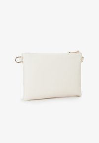 Borsa in pelle bianca con superficie testurizzata, dotata di chiusura a zip e hardware in tonalità oro. Forma rettangolare compatta con un anello decorativo.