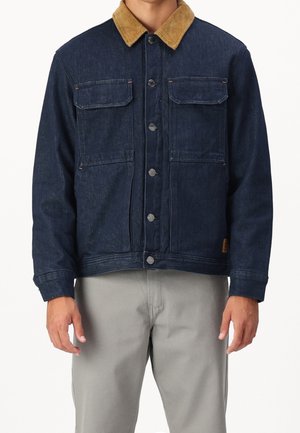 Donkerblauwe spijkerjack met een tan corduroy kraag, knoopsluiting aan de voorkant en twee borstzakken, met een relaxte pasvorm en een gestructureerde stof.