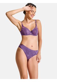 Paarse kanten beha en bijpassende slip met bloemenpatronen. Gladde textuur, ondersteuning met beugels en verstelbare bandjes.