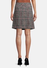 Sukně z vlněné směsi s šedým a růžovým károvaným vzorem, rozšířený tvar, délka po kolena a pas s jemným šikmým švem.