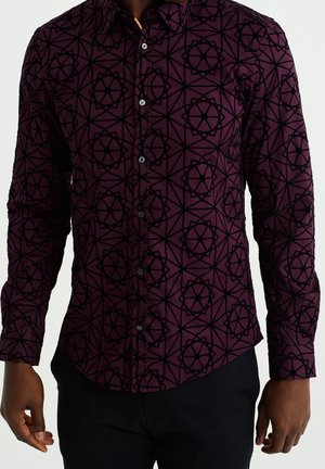 Mørkerød skjorte med knapper og et sort geometrisk mønster, der har en klassisk krave og lange ærmer, lavet af et let stof.