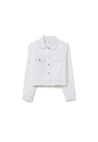 Chaqueta de mezclilla blanca recortada con mangas largas, dos bolsillos en el pecho, botones plateados y un dobladillo deshilachado, que presenta un diseño de cuello clásico.