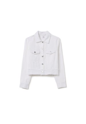 Veste en denim blanche courte avec manches longues, deux poches poitrine, boutons argentés et ourlet effiloché, présentant un design de col classique.