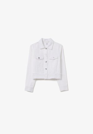 Chaqueta de mezclilla blanca recortada con mangas largas, dos bolsillos en el pecho, botones plateados y un dobladillo deshilachado, que presenta un diseño de cuello clásico.