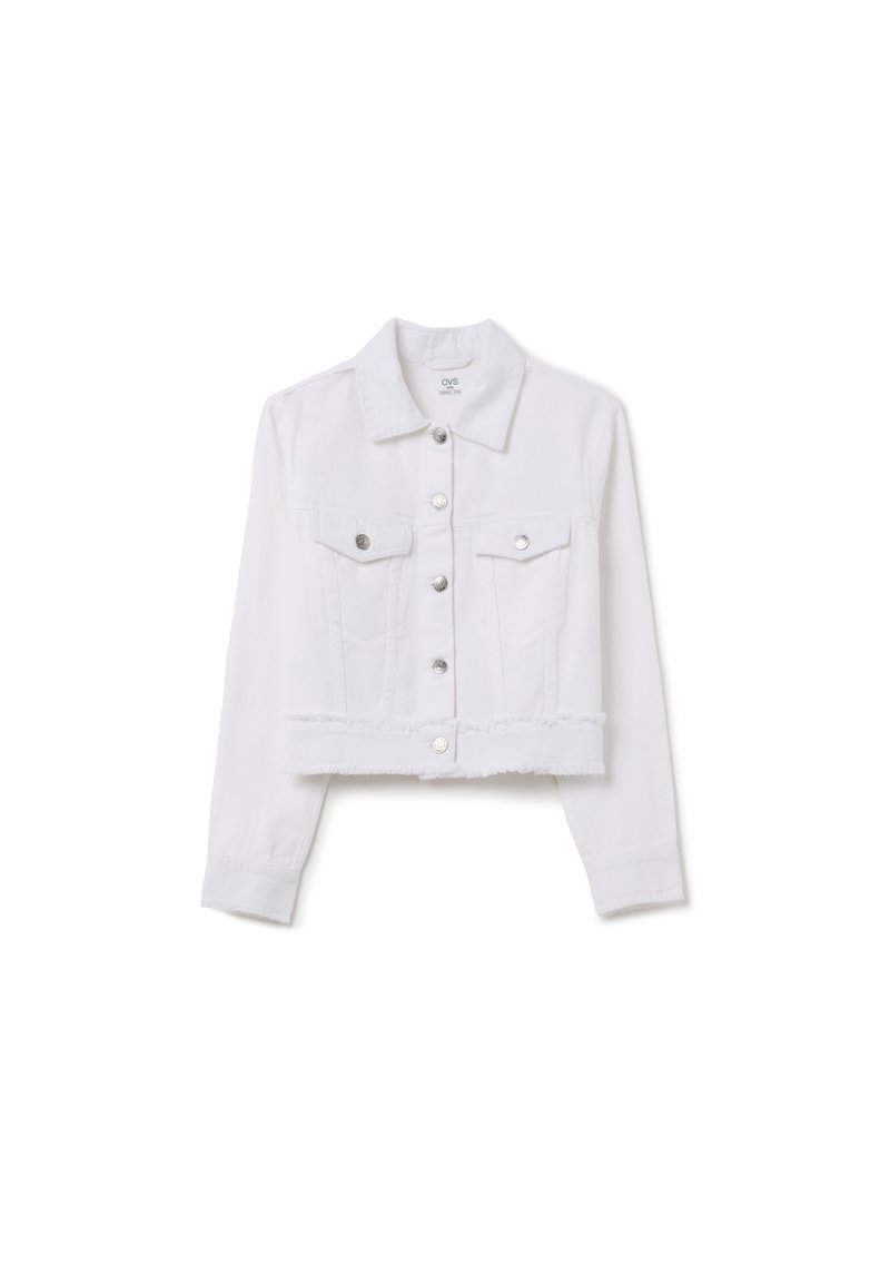 Chaqueta de mezclilla blanca recortada con mangas largas, dos bolsillos en el pecho, botones plateados y un dobladillo deshilachado, que presenta un diseño de cuello clásico.