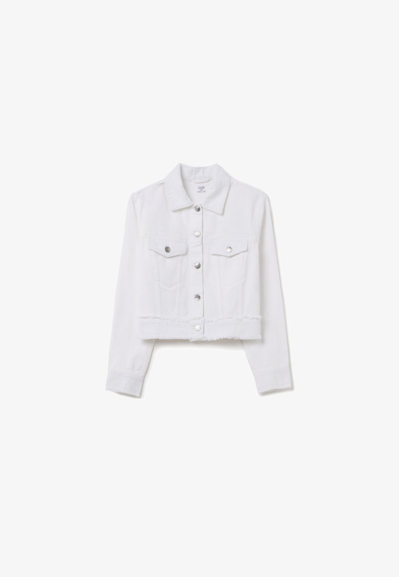 Weiße, verkürzte Jeansjacke mit langen Ärmeln, zwei Brusttaschen, silbernen Knöpfen und einem fransigen Saum, ausgestattet mit einem klassischen Kragen.