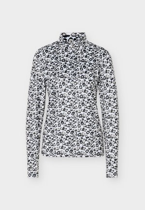 Pikkade varrukatega valge pullover musta ja halli leopardimustriga, neljandiku tõmblukuga krae ja liibuv lõige.