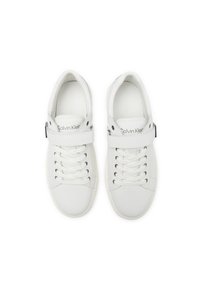 Weiße Sneakers aus Leder mit Schnürsenkeln, Riemendetail und silbernen Ösen. Sie zeichnen sich durch eine glatte Textur und eine abgerundete Zehenpartie aus. "Calvin Klein" Logo an der Seite.
