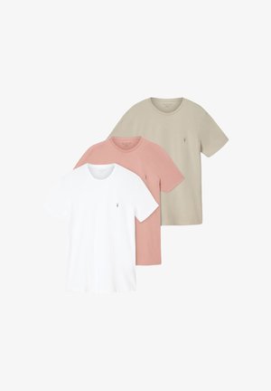 Drie T-shirts met korte mouwen en ronde hals, in wit, stoffig roze en beige, elk met een klein geborduurd logo op de linkerborst.