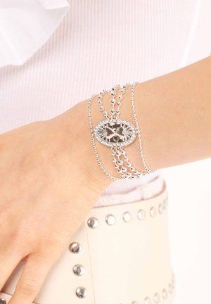 Silberarmband mit mehreren Strängen aus kleinen Perlen und einem zentralen ovalen Anhänger mit aufwendigen Details und einem dekorativen Rand.