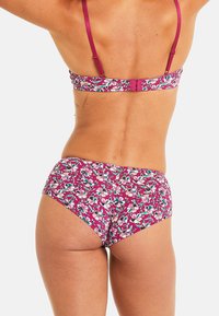 Ensemble de bikini à motif floral avec un fond violet, des bretelles réglables et une fermeture à crochet à l'arrière, fabriqué en tissu extensible.