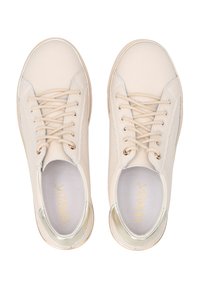 Beige Sneaker mit einem glatten Obermaterial aus Leder, runder Zehenpartie und perforierten Seitenpaneelen. Mit goldenen Akzenten und flachen Schnürsenkeln.