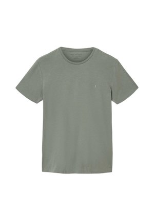 Zielona koszulka z krótkim rękawem, okrągłym dekoltem, stonowany kolor, z małym jasnym logo po lewej stronie klatki piersiowej, prosty design, styl casual.