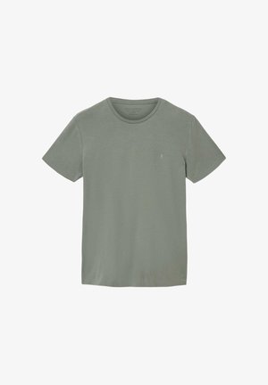 Zielona koszulka z krótkim rękawem, okrągłym dekoltem, stonowany kolor, z małym jasnym logo po lewej stronie klatki piersiowej, prosty design, styl casual.