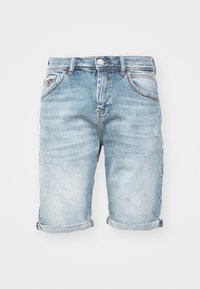 Shorts en denim bleu clair avec une finition délavée, ourlets roulés, à cinq poches et fermeture à bouton en métal, présentant un léger effet d'usure.