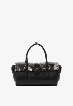 Černá kabelka s texturovaným povrchem, má klopu se vzorem hada v černo-bílém provedení a kulatý metalický akcent. Součástí jsou dvojité rukojeti.