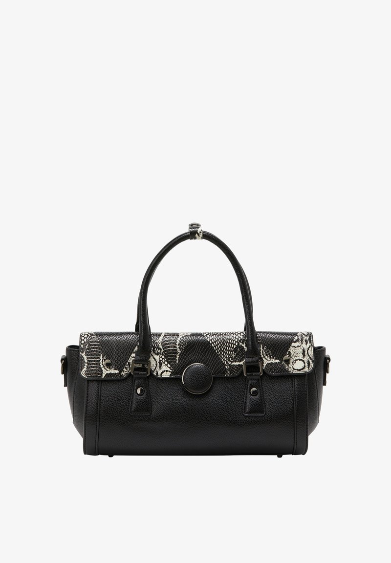 Fekete női táska texturált felülettel, fekete-fehér kígyómintás fedéllel és kerek fém kiegészítővel. Két fogantyú található.