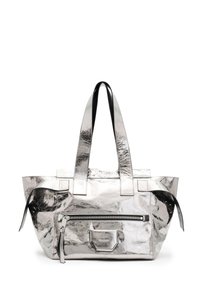 Sølvmetallic tote taske med en krøllet tekstur, dobbelte håndtag og en frontlomme med lynlås. Har kontrasterende sorte accenter og hardware.
