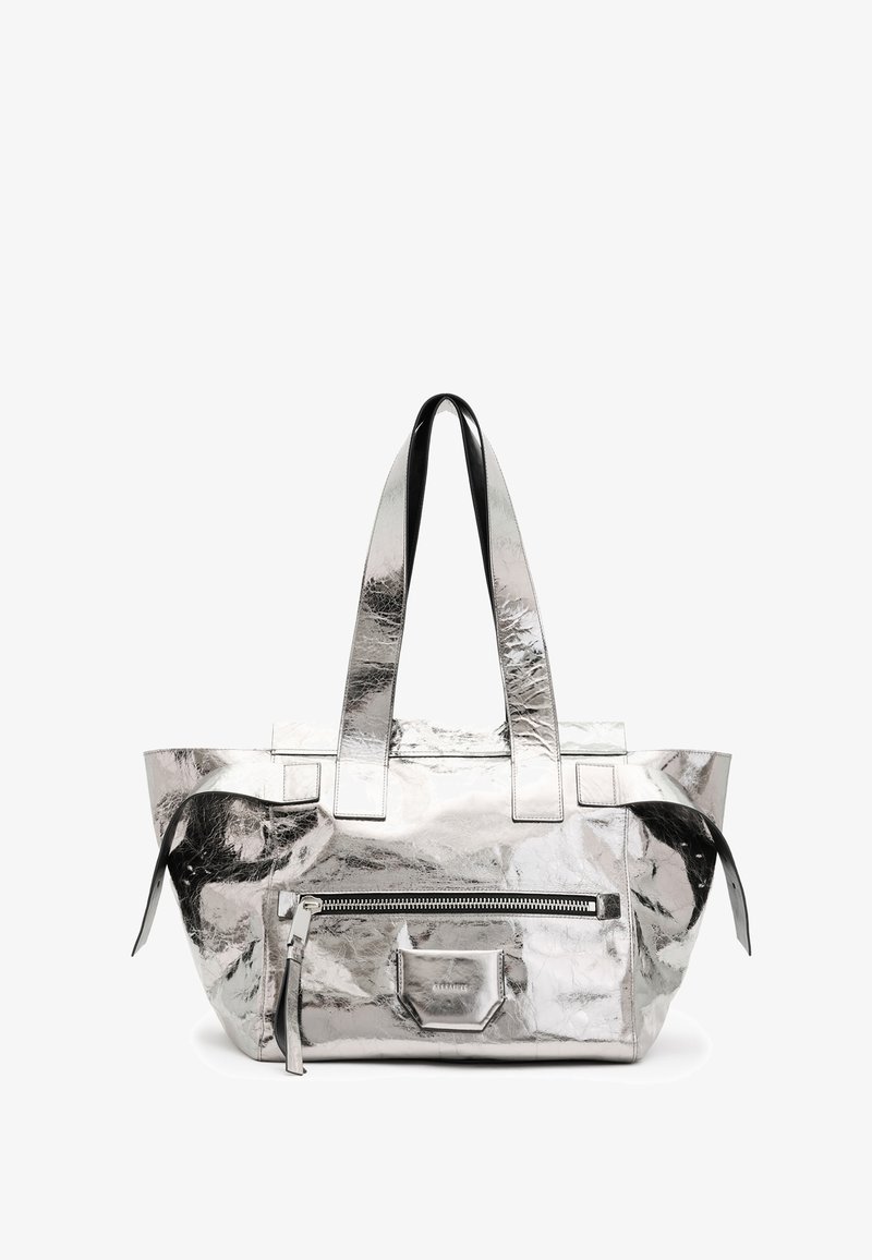 Geantă tote metalică argintie cu o textură șifonată, mânere duale și un buzunar frontal cu fermoar. Prezintă accente și accesorii contrastante de culoare neagră.
