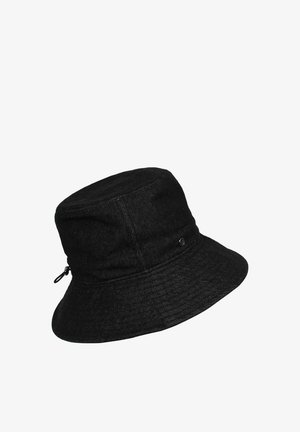 Črn denim klobuk v obliki vedra s strukturiranim vrhom, širokim robom in nastavljivim vrvico. Ima subtilne šive in majhen logotip.