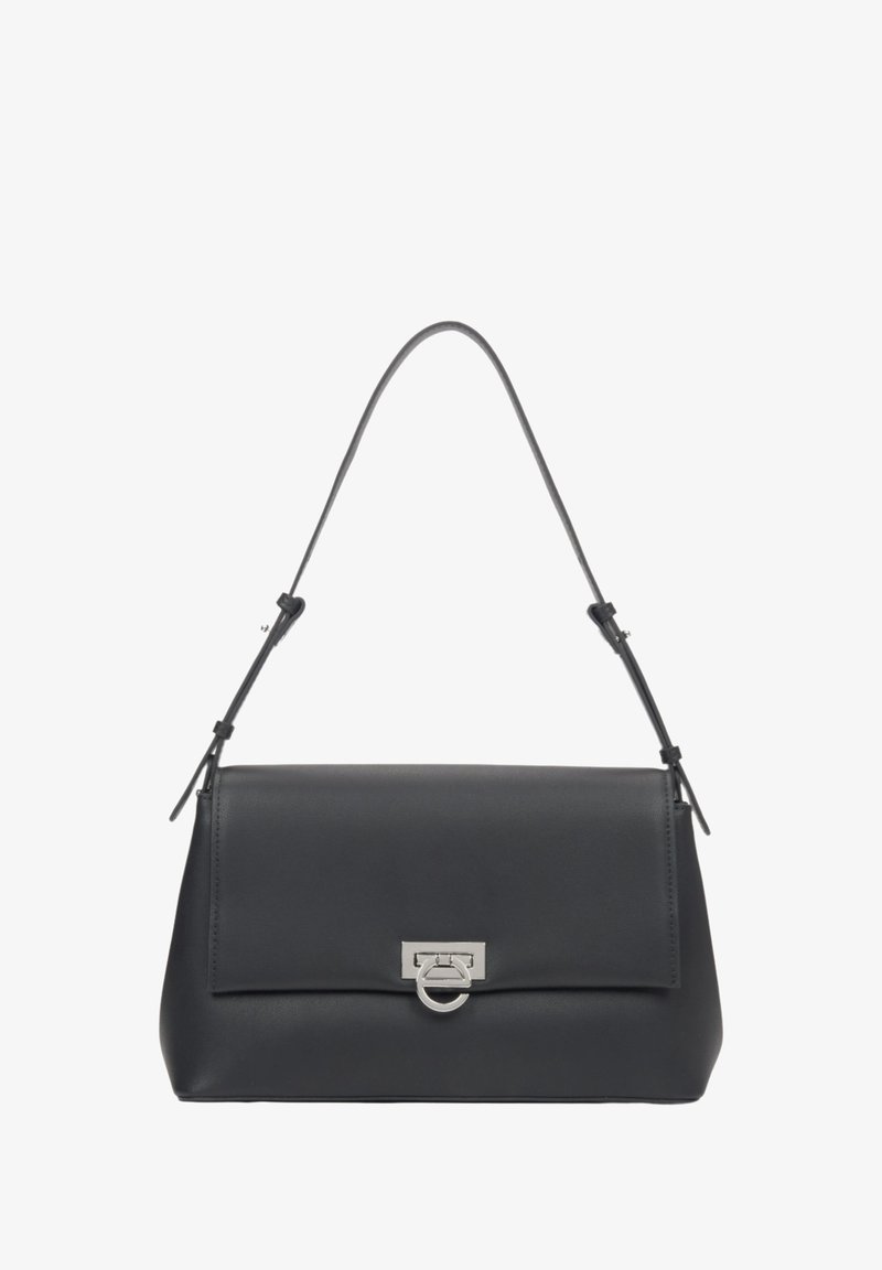 Czarna skórzana torebka o prostokątnym kształcie, płaskim przodzie, regulowanym pasku i z detalem z metalicznego srebra na zapięciu z przodu.