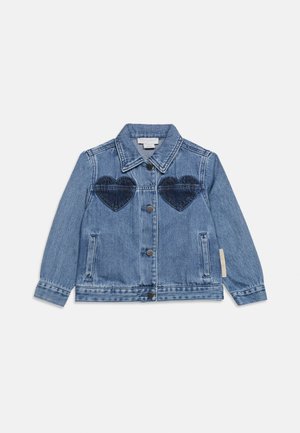 Barns blå denimjakke med to mørkeblå hjertepatches på brystet og forlommer, knaplukning og krave.