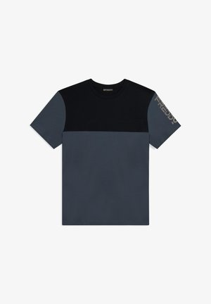 T-shirt à manches courtes gris foncé avec un design de panneaux noir et gris clair ; il possède un col rond et le logo "FREDDY" sur une manche.