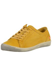 Sneaker in pelle gialla con punta tondeggiante, superficie texturizzata, suola piatta in gomma e lacci tone su tone. Piccolo dettaglio del logo sul tallone.