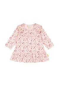 Robe longue à manches longues rose avec col volanté, motif floral en rouge et vert, et ourlet en couches. Fermeture à pression au cou. Texture de tissu douce.