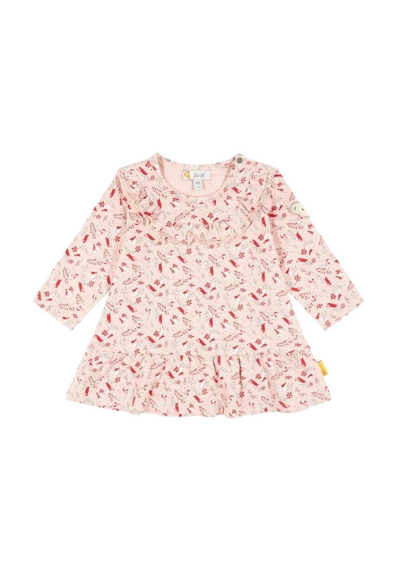 Robe longue à manches longues rose avec col volanté, motif floral en rouge et vert, et ourlet en couches. Fermeture à pression au cou. Texture de tissu douce.