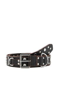 Cinturón de cuero negro con tachuelas y herrajes metálicos plateados. Cuenta con un anillo en D de metal y una hebilla. Diseño de doble capa con una textura suave.