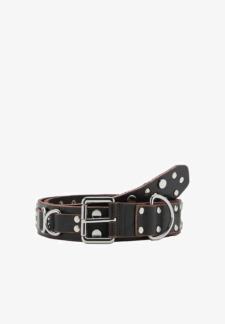 Cintura in pelle nera con borchie e hardware in metallo argentato. Presenta un anello a D in metallo e una fibbia. Design a doppio strato con una texture liscia.