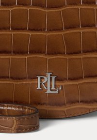 Borsa a mano in pelle marrone con effetto crocodile, dalla superficie testurizzata, dotata di un logo "RLL" in argento e di una tracolla coordinata.