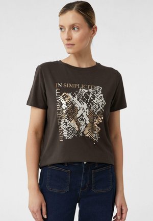 Braunes Baumwoll-T-Shirt mit einem strukturierten abstrakten Muster in Gold, Weiß und Schwarz, bedrucktem Text, kurzen Ärmeln und einem Rundhalsausschnitt.