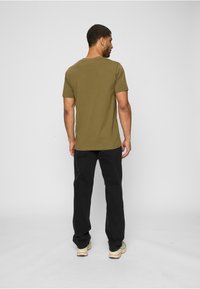 Mister Tee LOS ANGELES WORDING TEE - Marškinėliai su spaudiniu - olive