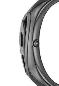 Schwarze Metalluhr mit gebogenem Armband, glatter Oberfläche und floralem Detail auf dem Knopf. Verfügt über Aussparungen an der Seite für die Funktionalität.