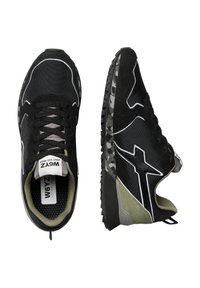 Černé a olivově zelené tenisky s podrážkami v camouflage vzoru, bílým designem hvězdy a štítkem "W6YZ Just Say Wizz" na jazyku.