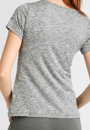 T-shirt grigio mélange con design fitted e maniche corte. Tessuto morbido e scollo rotondo, cuciture dettagliate lungo le cuciture.
