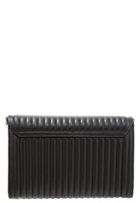 Clutch in pelle trapuntata nera con forma piatta, caratterizzata da una texture a righe verticali e chiusura a filetto. Design compatto con una finitura elegante.