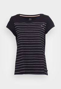 Sort kortærmet T-shirt til kvinder med tynde hvide vandrette striber og små hvide hjerteudsmykninger nær halsudskæringen.