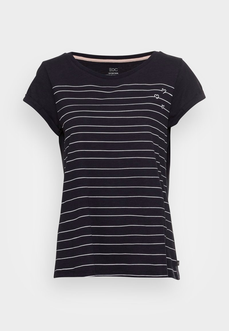 Musta lyhythihainen naisten T-paita, jossa on ohuita valkoisia vaakaraitoja ja pieniä valkoisia sydänkoristeita kaula-aukolla.