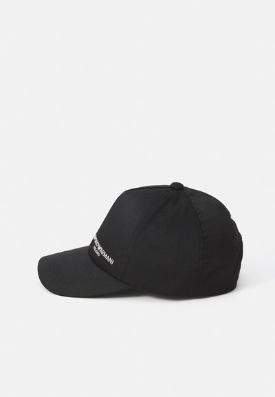 Casquette noire en tissu texturé, avec une visière courbée et un logo brodé à l'avant. La vue de côté montre un design structuré.