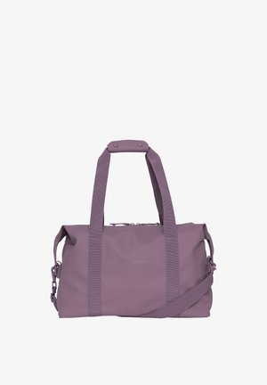 Lilla rektangulær duffelbag med doble håndtak, avtagbar skulderstropp og glidelåslukking på toppen.